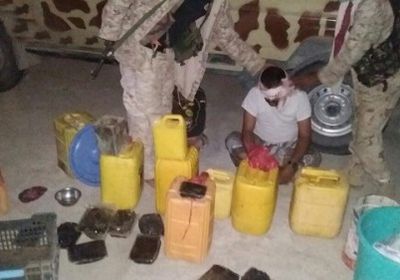 ضبط كمية من الخمور بحوزة أفريقي في مدخل عتق بشبوة