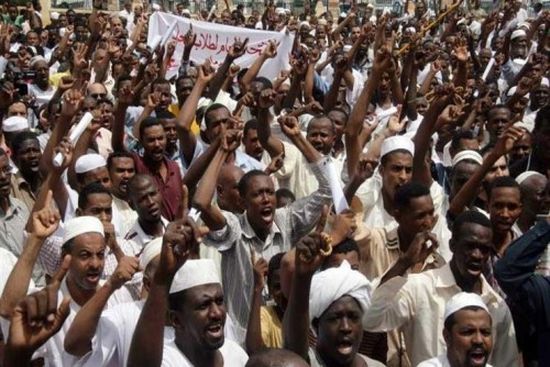 احتجاجات السودان تتواصل حتى الصباح وتطلق " موكب التنحي " (تفاصيل)