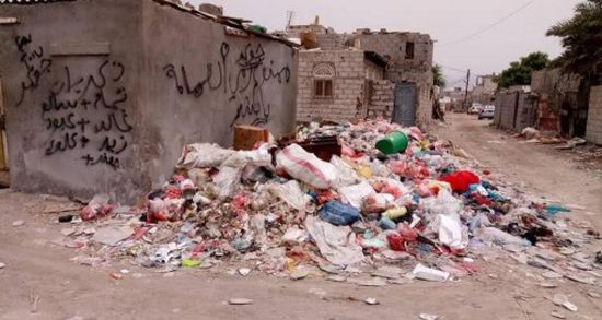 أهالي عدن يراهنون على حملة إماراتية لإنهاء أزمة القمامة
