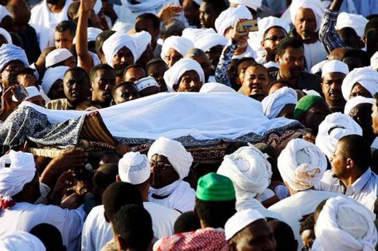 الشرطة السودانية تطلق النار على جنازة أحد المتظاهرين