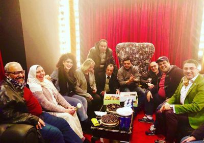فريق عمل مسرحية 3 أيام في الساحل يحتفلون بعيد ميلاد زوجة الفنان بيومي فؤاد