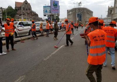 استمرار حملة رفع مخلفات البناء والقمامة من شوارع عدن