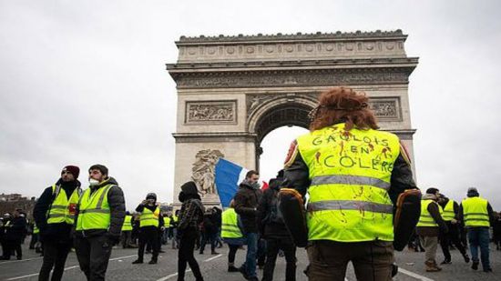 عاجل.. اندلاع مواجهات بين الشرطة ومتظاهري السترات الصفراء بباريس