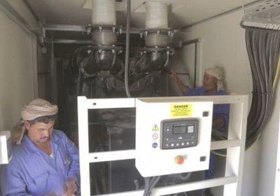 الهلال الأحمر الإماراتي يُسَلِّم مولداً كهربائياً لمديرية رماه بصحراء حضرموت (صور)