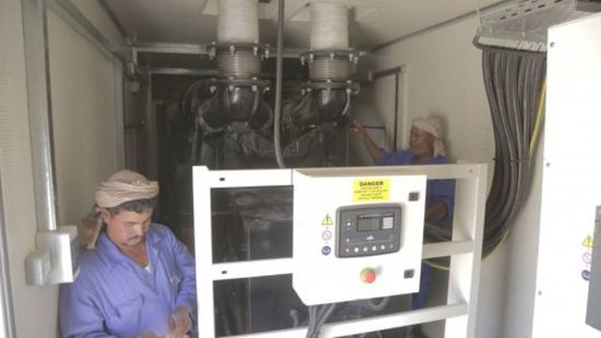 الهلال الأحمر الإماراتي يُسَلِّم مولداً كهربائياً لمديرية رماه بصحراء حضرموت (صور)