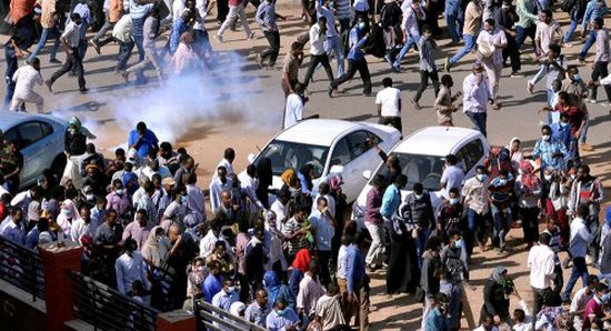 بالغاز المسيل.. الأمن السوداني يفرق مظاهرة قبيل وصولها للبرلمان