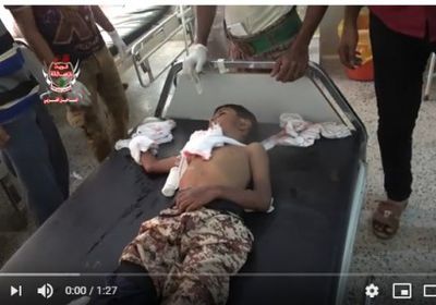 استشهاد طفل وإصابة ابنة عمه في قصف حوثي بحيس (فيديو)