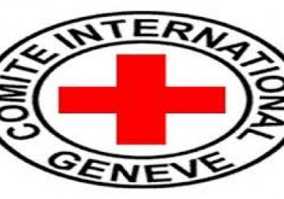 الصليب الأحمر يُوَزِّع مساعدات إيوائية على 2325 نازحًا في مأرب