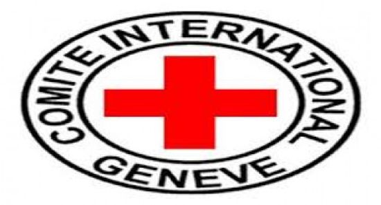 الصليب الأحمر يُوَزِّع مساعدات إيوائية على 2325 نازحًا في مأرب