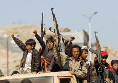 مليشيات الحوثي تستهدف شاحنة للنازحين تقلهم من التحيتا باتجاه الخوخة