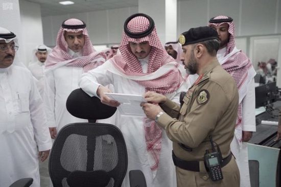 نائب أمير منطقة مكة المكرمة يزور غرفة عمليات أمن المسجد الحرام