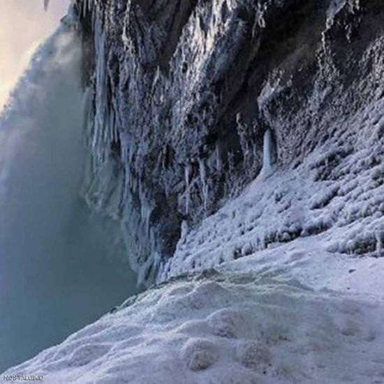 العاصفة الشتوية تتسبب في تجمد شلالات نياغارا بكندا