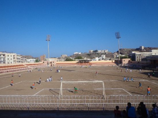 استئناف العمل بمشروع أقدم ملاعب كرة القدم في عدن