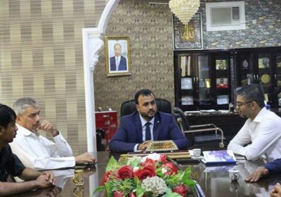 وكيل المهرة يلتقي اللجنة المكلفة بحصر أضرار إعصار لُبان (صور)