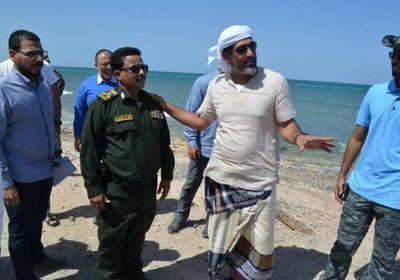 مسؤولان بالهلال الأحمر الإماراتي وشرطة سقطرى يتفقدان مشروع كورنيش حديبو