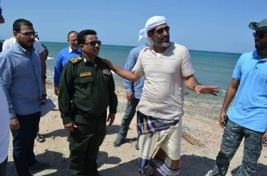 مسؤولان بالهلال الأحمر الإماراتي وشرطة سقطرى يتفقدان مشروع كورنيش حديبو