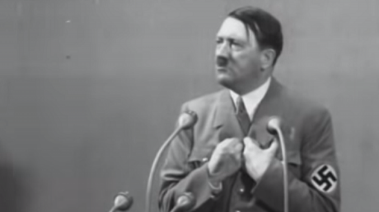 مزاد علني في برلين لبيع لوحات الزعيم النازي "هتلر"