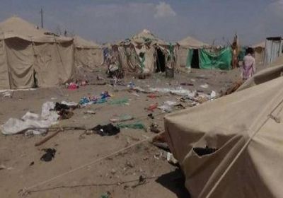 مليشيا الحوثي تقصف مخيماً للنازحين بحجة وتقتل وتصيب 37 مدنياً