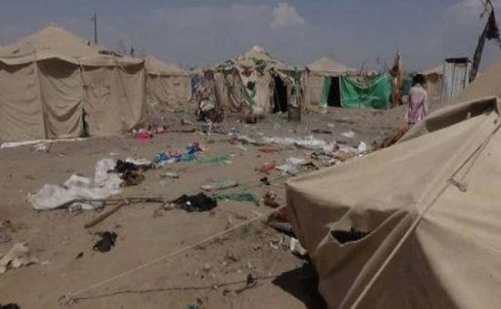 مليشيا الحوثي تقصف مخيماً للنازحين بحجة وتقتل وتصيب 37 مدنياً
