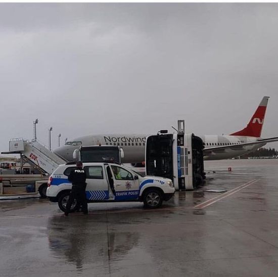 عاصفة عنيفة تجتاح مطار تركي وتسبب أضرارا بالغة