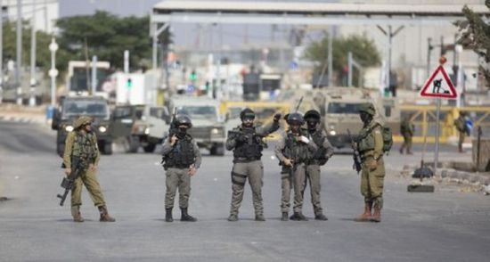 الاحتلال الإسرائيلي يعتدي على فلسطينيين يعبرون حاجزاً بين القدس وبيت لحم