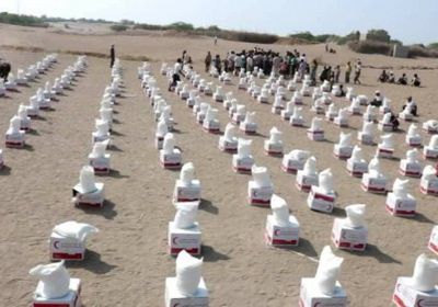 الهلال الإماراتي يوزع مساعدات غذائية لقرى بيت الفقيه بالحديدة