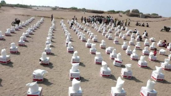 الهلال الإماراتي يوزع مساعدات غذائية لقرى بيت الفقيه بالحديدة