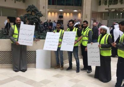 بالسترات الصفراء.. اعتصام موظفي الكهرباء بالكويت للمطالبة بمستحقاتهم (صور)