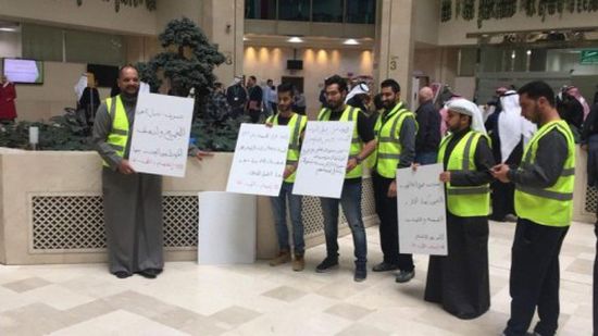 بالسترات الصفراء.. اعتصام موظفي الكهرباء بالكويت للمطالبة بمستحقاتهم (صور)