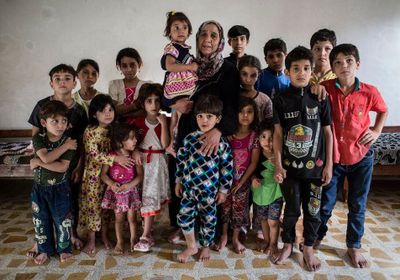 " أرقام الحرب " .. جدة عراقية ترعى 22 حفيدًا بلا مساعدة