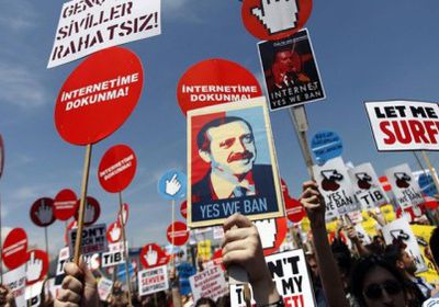 لافتات في لندن.. "أردوغان يقتل الأكاديميين"