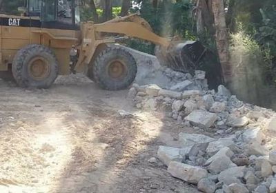 استكمال حملة إزالة البناء العشوائي والسطو على الساحات العامة في تريم 
