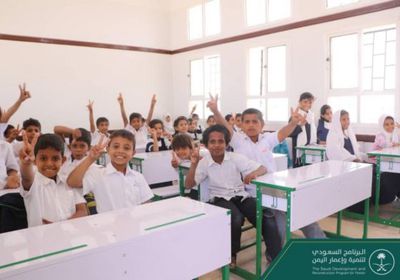 البرنامج السعودي يقدم 6000طاولة وكراسي مزدوجة لطلاب المهرة