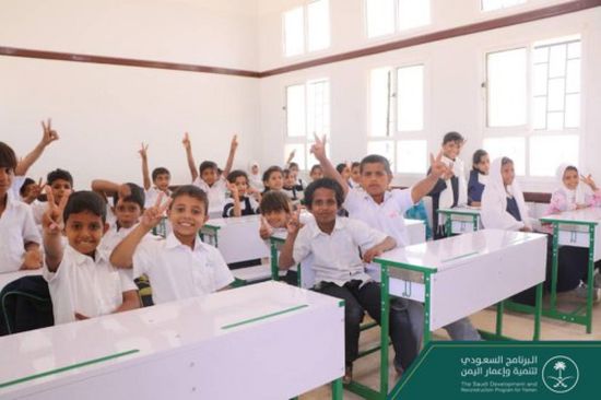 البرنامج السعودي يقدم 6000طاولة وكراسي مزدوجة لطلاب المهرة
