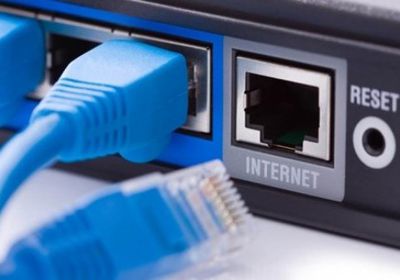 مواطنو المكلا يشكون تعطل مصالحهم بسبب انقطاع الإنترنت