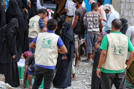 مركز الملك سلمان للإغاثة يُوزّع 1750 سلة غذائية في حضرموت والضالع