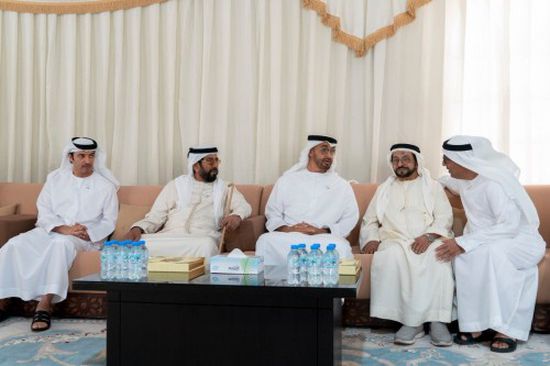 بن زايد يقدم واجب العزاء لعبد الله الجنيبي في وفاة ابنته (صور)