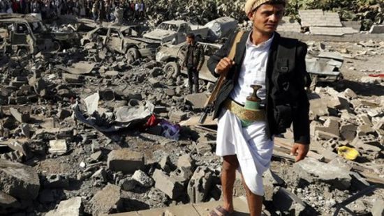 مليشيات الحوثي تسرق المساعدات الإنسانية باليمن (انفوجراف)
