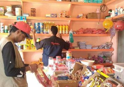 مصادرة كميات غذائية وأدوية منتهية الصلاحية في مدينة الحامي بالشحر 