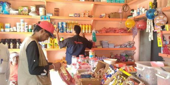 مصادرة كميات غذائية وأدوية منتهية الصلاحية في مدينة الحامي بالشحر 