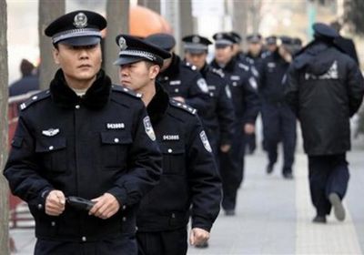 شاهد.. أمن الصين يعتقل عشرات المصليين في أحد المساجد