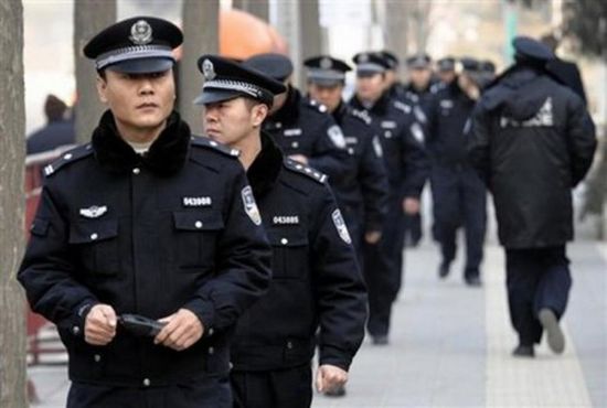 شاهد.. أمن الصين يعتقل عشرات المصليين في أحد المساجد