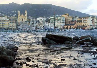 قتيل و6 مصابين بينهم شرطي باطلاق نار في جزيرة فرنسية