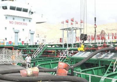 بالصور.. الباخرة "عدن برنسس" تبدأ عملية تفريغ 6525 طن ديزل بميناء المكلا