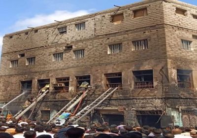 حريق هائل بإحدى العمارات السكنية في عدن " صور "