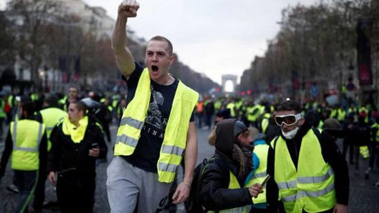سلطات فرنسا تتخذ قرارًا مثيرًا ضد متظاهري السترات الصفراء