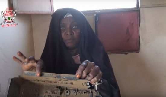 فيديو.. سيدة تصرخ من وحشية الحوثيين: يحرقون منازلنا ويتعمّدون تشريدنا