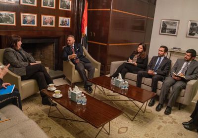 قرقاش يلتقي الممثل الأممي لشئون الأطفال والصراع المسلح