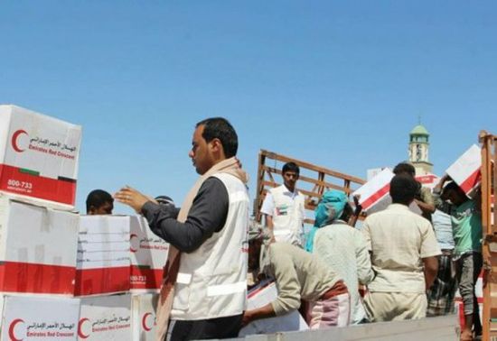 الهلال الأحمر الإماراتي يوزع 10 أطنان مساعدات إغاثية في شبوة