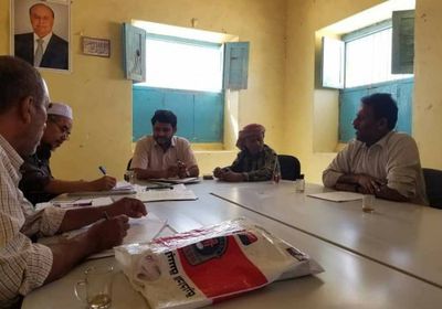 اجتماع موسع لإزالة عوائق تنفيذ مشروعات الكهرباء بمديرية غيل بن يمين (صور)